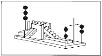 Ein manövrierbehindertes Fahrzeug, das baggert oder Unterwasserarbeiten ausführt und dabei die Schifffahrt behindert. Es ist an der Seite zu passieren, an der zwei schwarze Rhomben senkrecht übereina